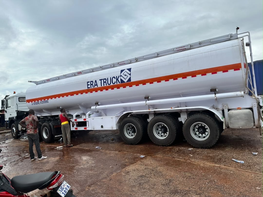 Camion citerne — vue latérale