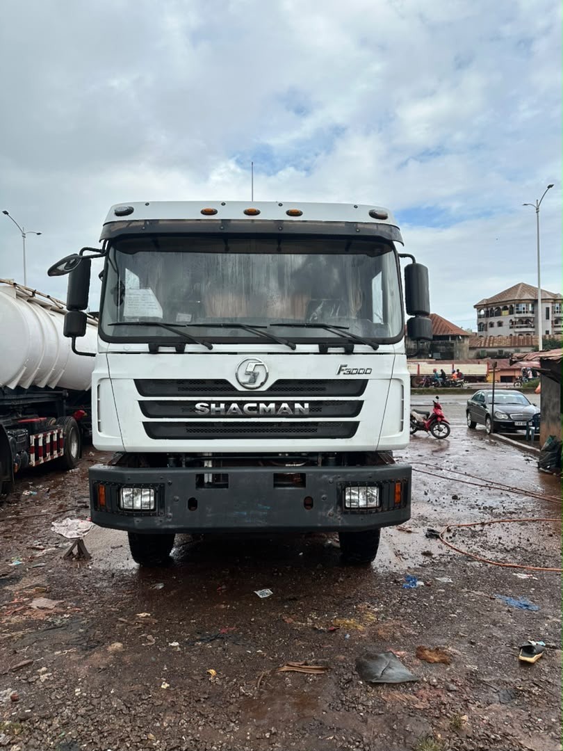 Tracteur SHACMAN — vue de face