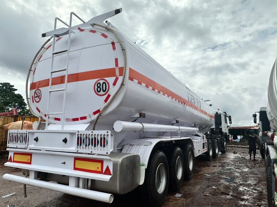Camion citerne — vue arrière